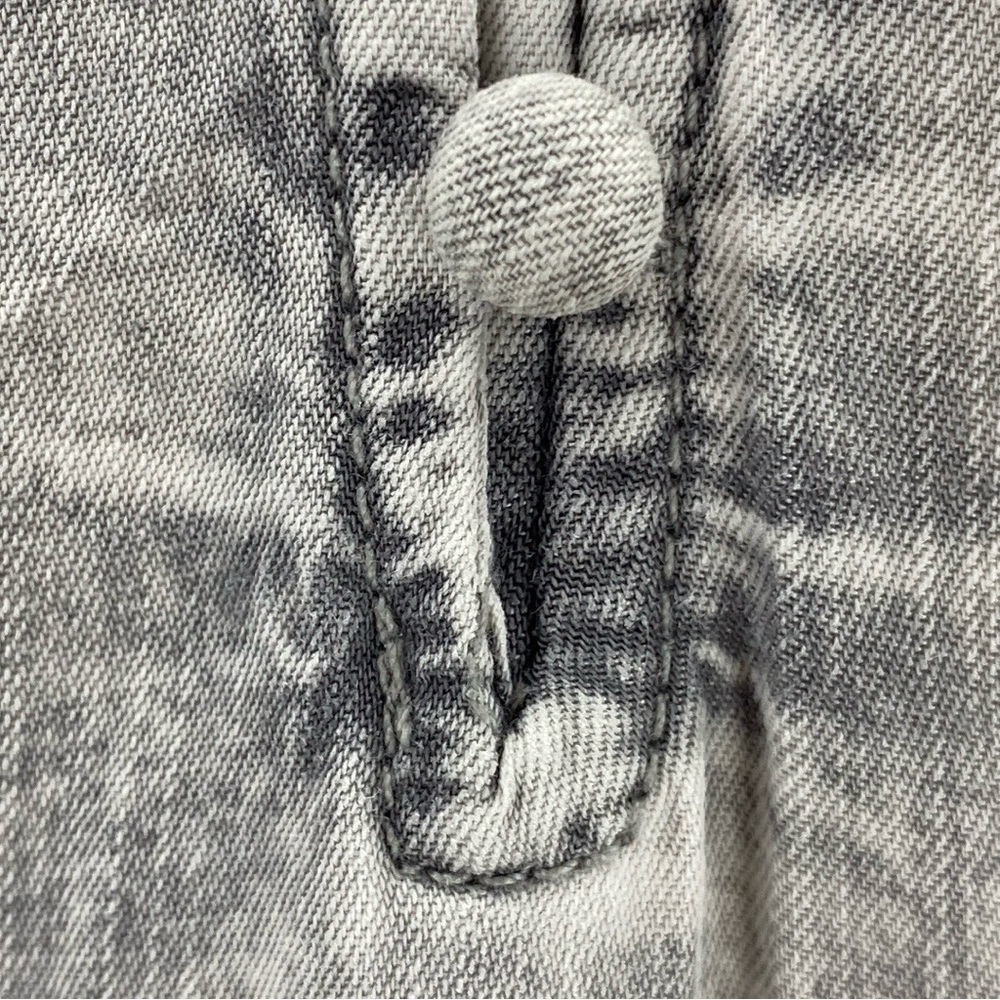 Jane + Delancey Gray Acid Wash Chambray Casual Boho Short Ruffle Sleeve Blouse - Picture 4 of 15